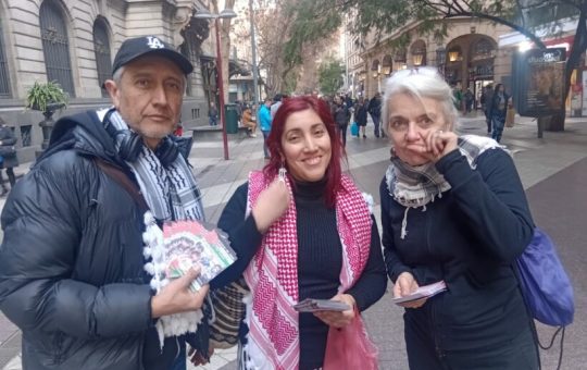 Volanteo relámpago del colectivo La Sandía en el centro de Santiago contra el genocidio en Palestina