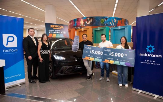 Todohogar entregó 1 auto BYD y 2 órdenes de compra de $5.000 cada una a los ganadores de la campaña Madre y Padre 2025 “Puertatlón Todohogar”