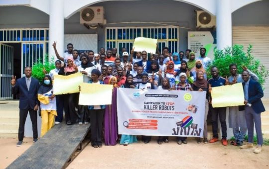 Jóvenes de Gambia en acción contra los robots asesinos