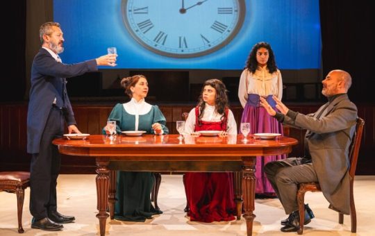 Dos siglos de sobremesa una obra que atraviesa 200 años de la historia de la República, inicia temporada teatral