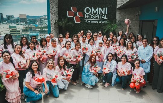 HASTA EL 30% DE LAS MUERTES POR CÁNCER DE MAMA PUEDEN PREVENIRSE CON DETECCIÓN TEMPRANA: OMNI HOSPITAL IMPULSA JORNADA EDUCATIVA EN EL MES ROSA