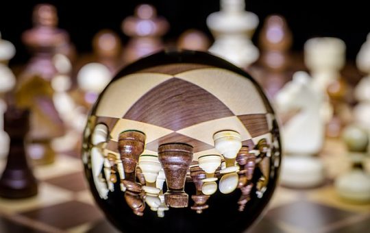 “Gambito de dama” y el nuevo tablero del planeta. La geopolítica es ajedrez en cámara lenta.