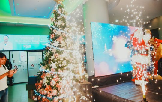 Omni Hospital inauguró la Navidad con el encendido de su árbol