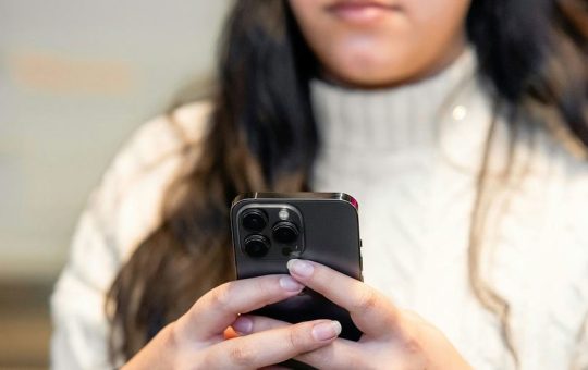 La inteligencia artificial y el anonimato alimentan el aumento de la violencia digital contra las mujeres