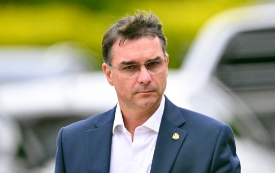 Hijo de Jair Bolsonaro, Flávio, afirma que su padre lo designó como su sucesor político