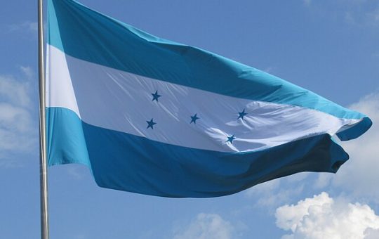 Cabeza a cabeza entre candidatos de la oligarquía: Partido Libre denuncia fraude