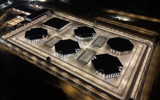 Ministro Reimberg hace pública primera foto de Cárcel del Encuentro