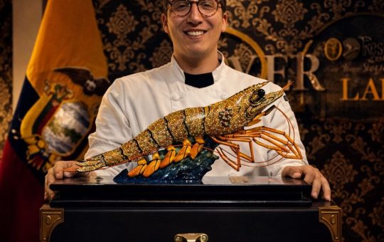 JOVEN ECUATORIANO RECIBE EL MÁS ALTO RECONOCIMIENTO DE LA INDUSTRIA CAMARONERA