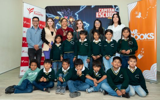 Mr. Books entregó a Fundación Favorita un lote de cerca de 3.360 libros en buen estado, que benefician a más de 19.500 estudiantes entre niños, niñas, jóvenes, adultos y 750 docentes de 14 instituciones educativas y 4 ludobibliotecas.