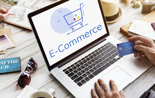El comercio digital gana terreno: compras de productos de consumo masivo por apps crecen 9% en Ecuador
