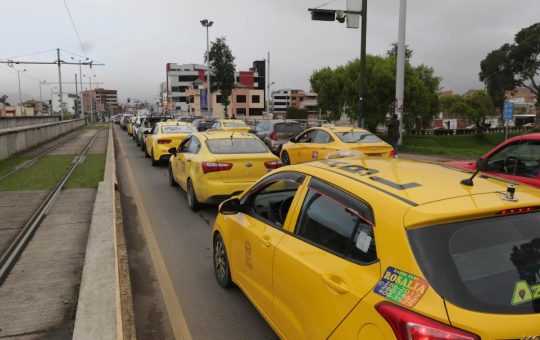 Aumento de vehículos en Cuenca afecta la calidad del aire y el patrimonio urbano, según estudio