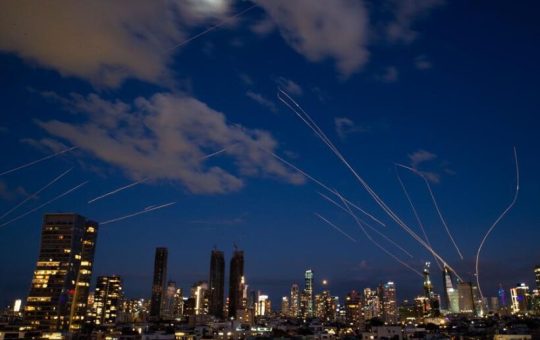 Futuros del crudo internacional suben por encima de 100 dólares por conflictos en Medio Oriente