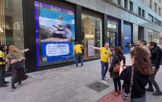 Antimilitaristas denuncian que el BBVA se lucra con las guerras y el genocidio