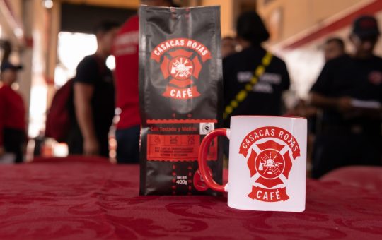 Descubre la excelencia del Café Casaca Rojas, un sabor único que conquista los sentidos: mezcla de granos Arábigo y Robusta