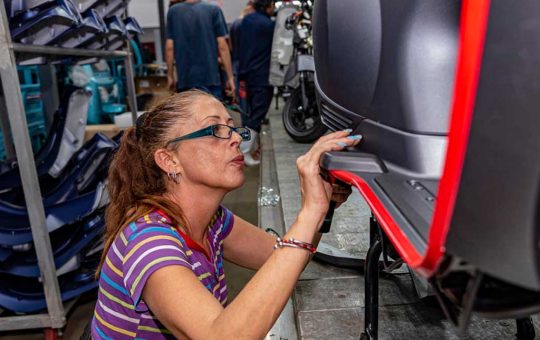 Triciclos eléctricos alivian el caos del transporte en Cuba ante la escasez de combustible