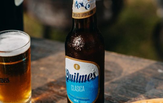 Quilmes llega a Ecuador en exclusiva con Supermaxi y Megamaxi para encender cada celebración futbolera