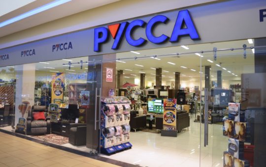 Pycca lleva el fútbol más allá de las pantallas con experiencias junto a leyendas ecuatorianas.