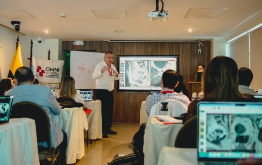 OMNI HOSPITAL REUNIÓ A EXPERTOS NACIONES E INTERNACIONALES PARA ACTUALIZAR EL TRATAMIENTO INTEGRAL DEL CÁNCER DE RECTO