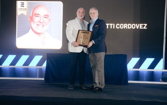 Víctor Ferretti Cordovez es condecorado por su visión y aporte al desarrollo del país
