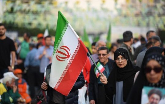 Conversaciones entre EE. UU. e Irán continúan mientras el equipo estadounidense prevé negociar durante toda la noche, según informe