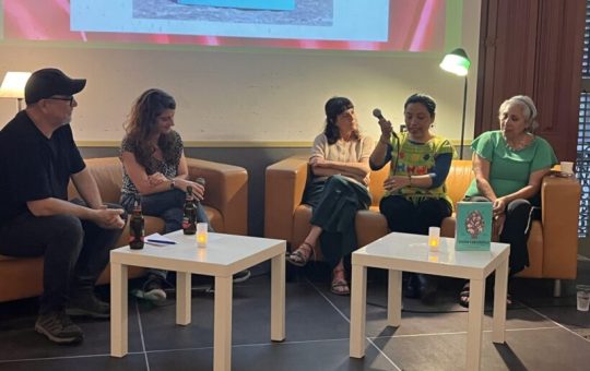 Taula per Mèxic presenta el libro «Seguir contándolo», una década de acogida a periodistas amenazados