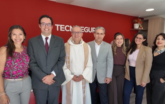 Tecniseguros inaugura punto de servicio exclusivo en la PUCE y refuerza la protección integral de la comunidad universitaria