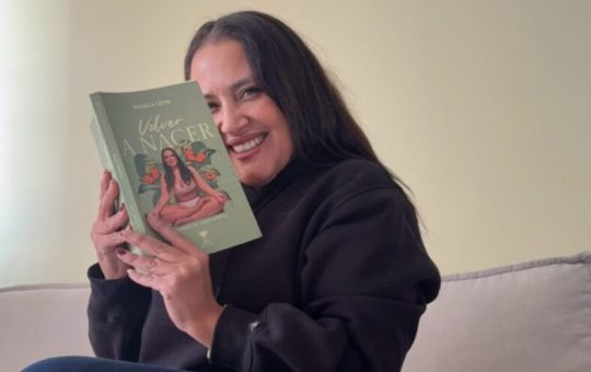 Pamela Leiva “vuelve a nacer” con su primer libro