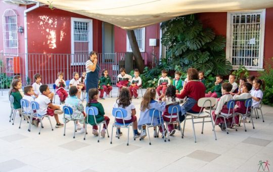 La pedagogía de la obsolescencia: mientras China modela el futuro en las aulas, Occidente sigue debatiendo el tintero
