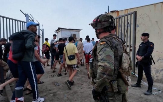 Miles de inmigrantes regresan a Marruecos desde el enclave español de Ceuta