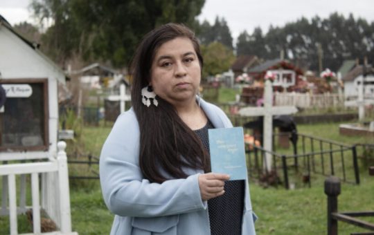 Roxana Miranda Rupailaf debuta en la narrativa con Dos corazones tengo, un libro de relatos que convierte el territorio y la oralidad en literatura