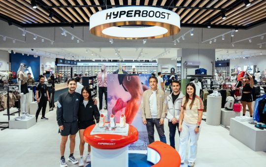 Adidas renueva su apuesta por la experiencia deportiva en Ecuador con un nuevo concepto de tienda y la llegada de Hyperboost