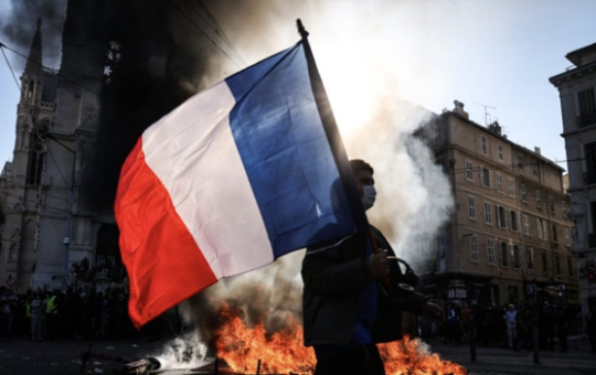 FRANCIA ARDE MIENTRAS EUROPA HIERVE / Pedro Pierre